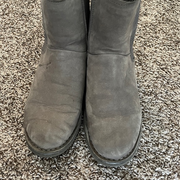 Gray UGG boots Size 8.5 (USA) - Picture 1 of 3